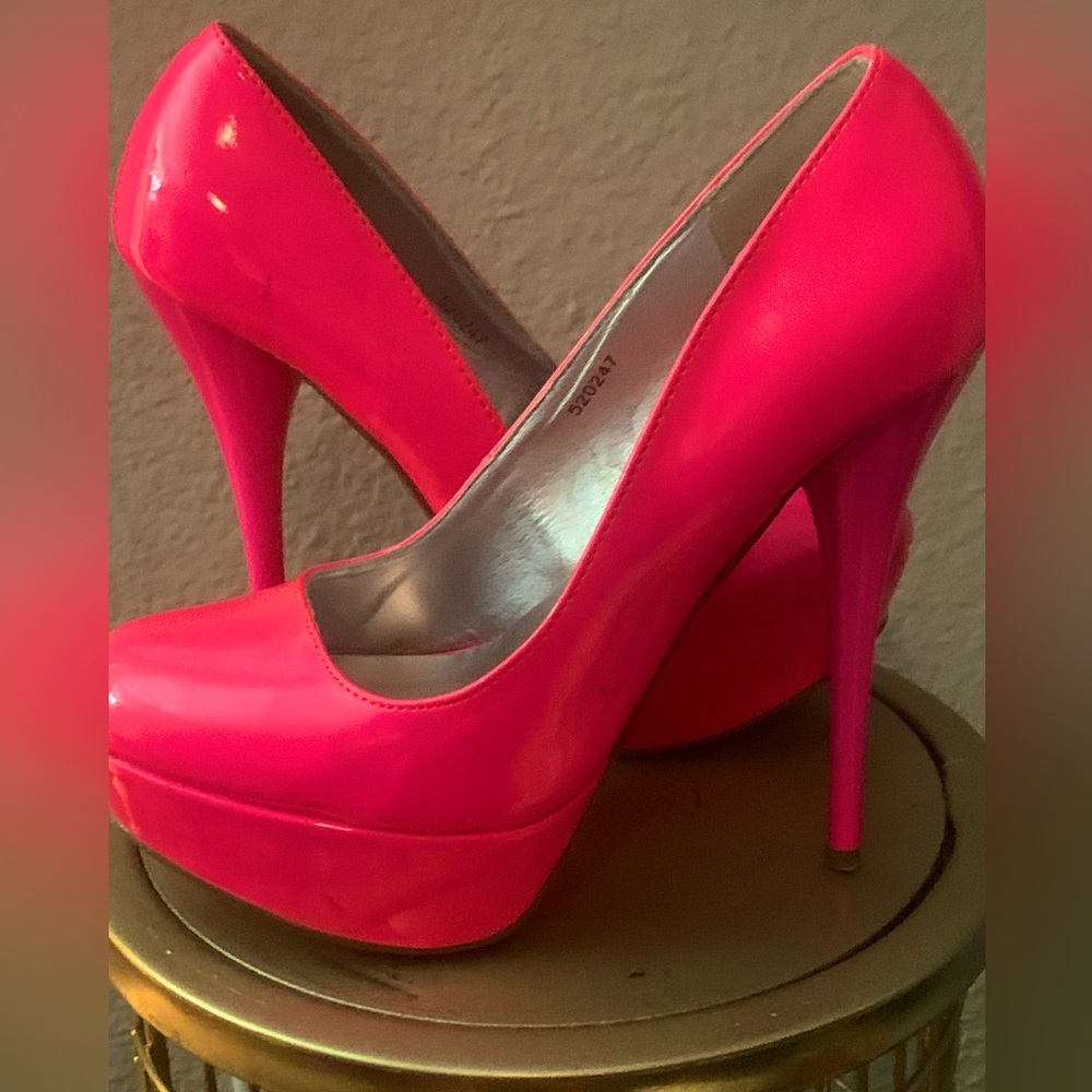 Size 7 hot pink pumps